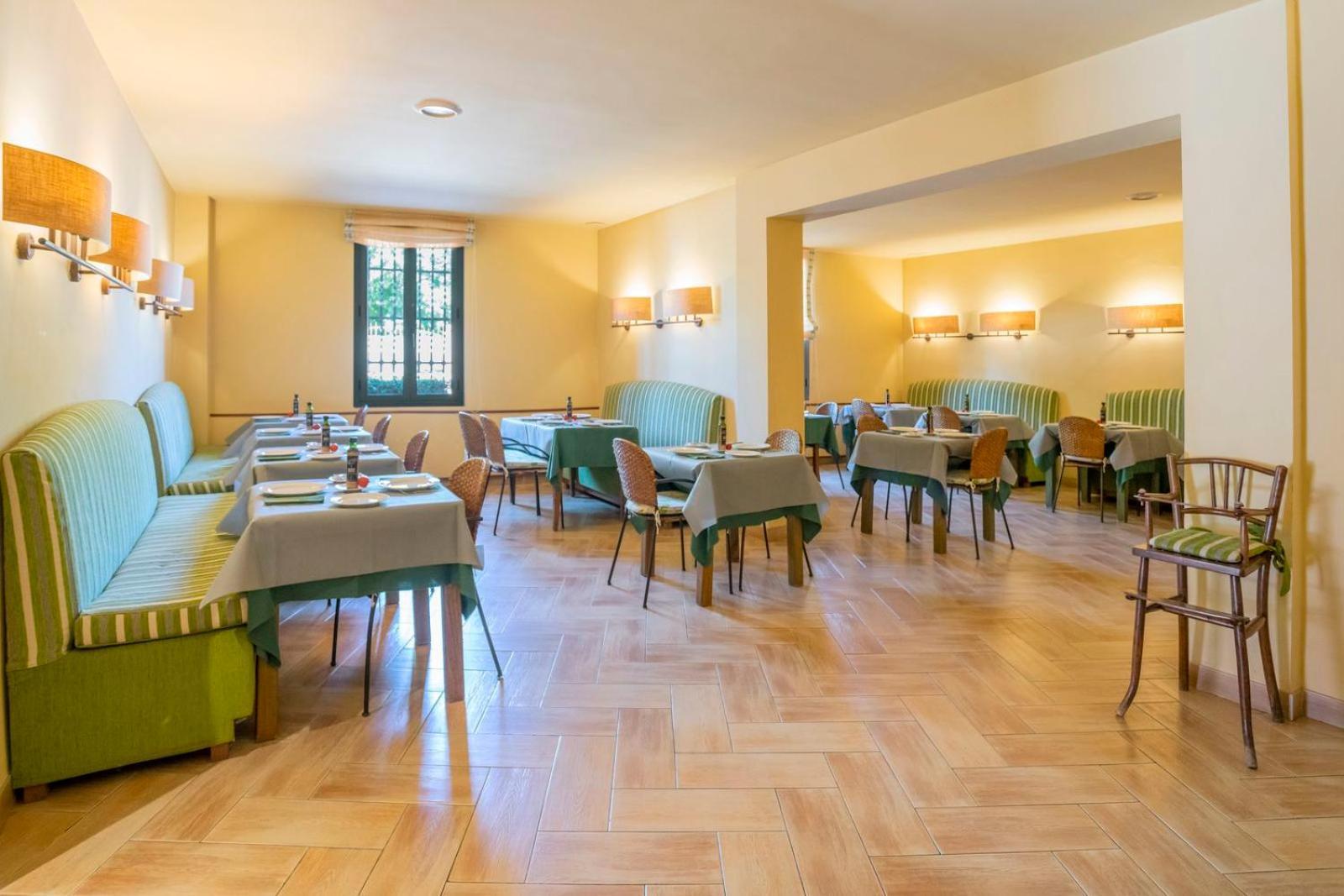 Apartaments Suites Sant Jordi Montbrió del Camp Buitenkant foto