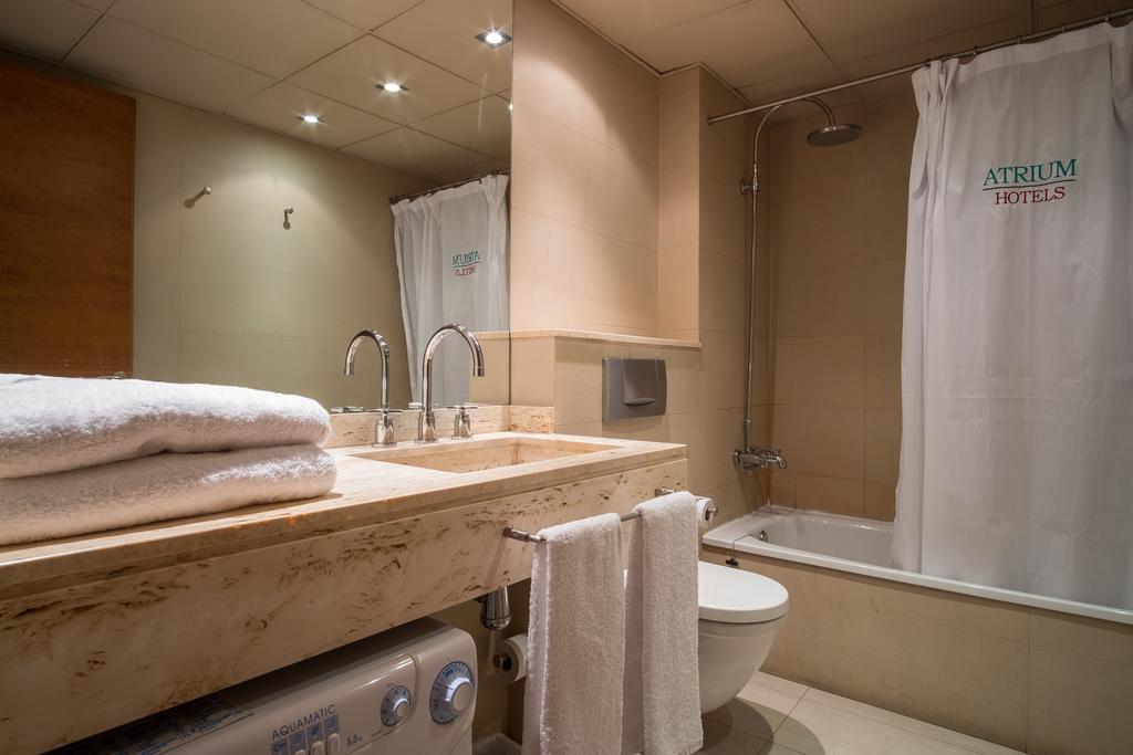 Apartaments Suites Sant Jordi Montbrió del Camp Buitenkant foto