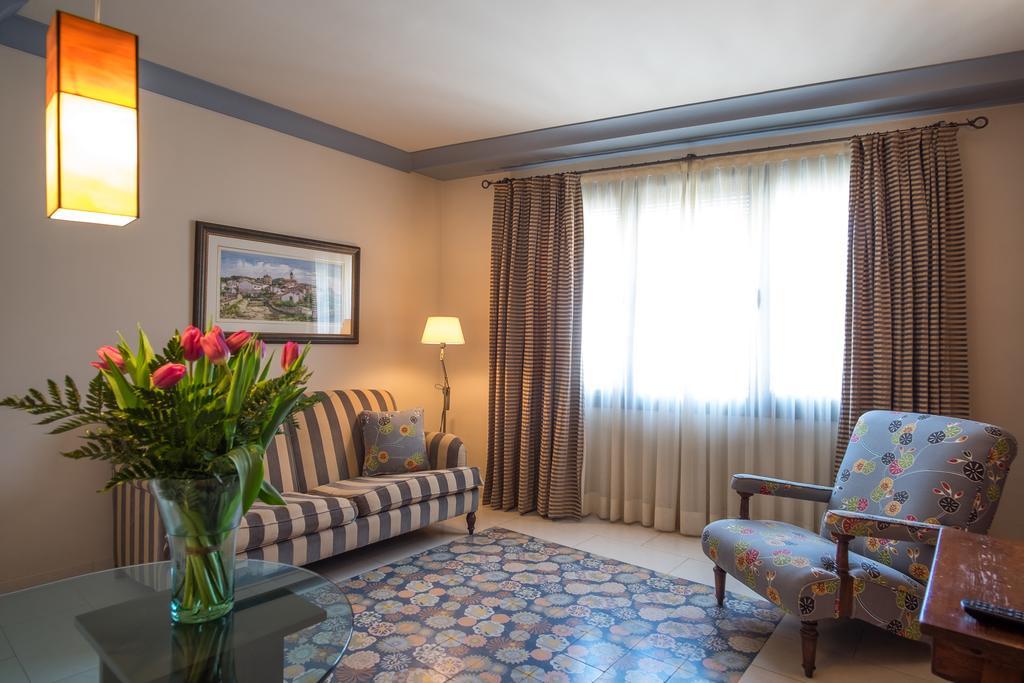 Apartaments Suites Sant Jordi Montbrió del Camp Buitenkant foto