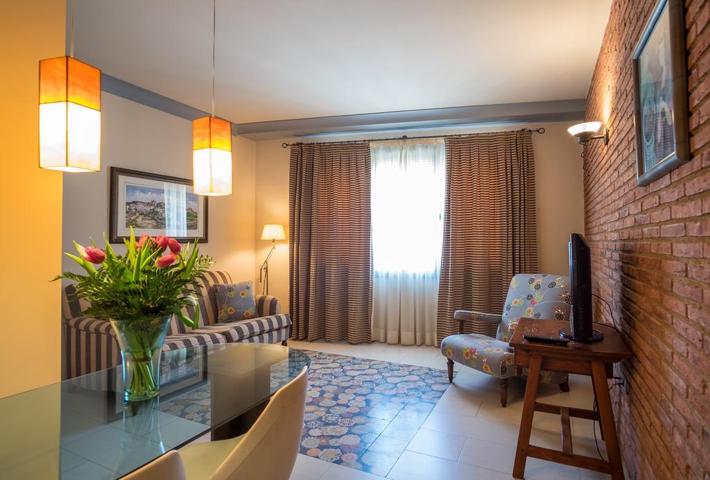Apartaments Suites Sant Jordi Montbrió del Camp Buitenkant foto