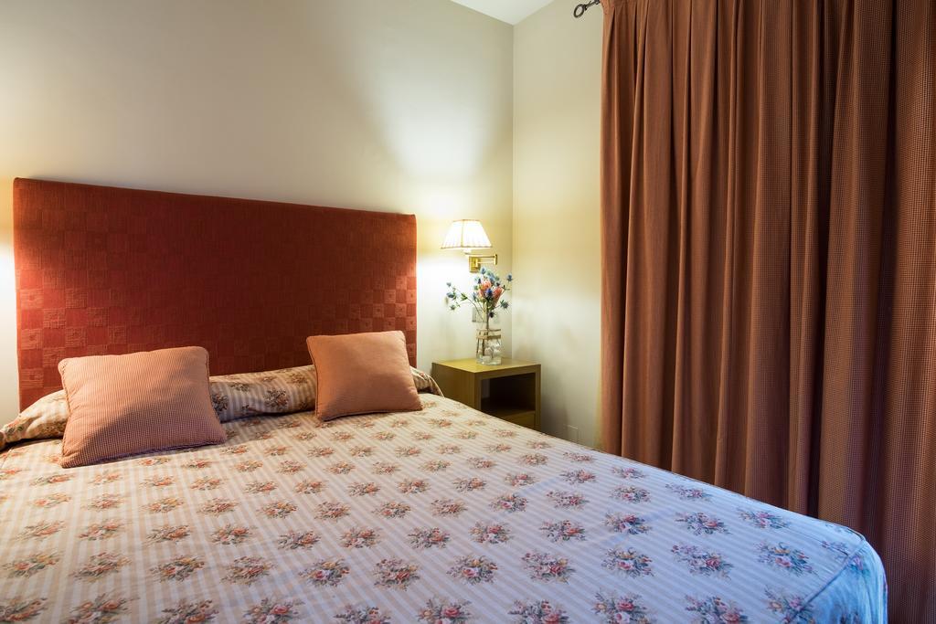 Apartaments Suites Sant Jordi Montbrió del Camp Buitenkant foto