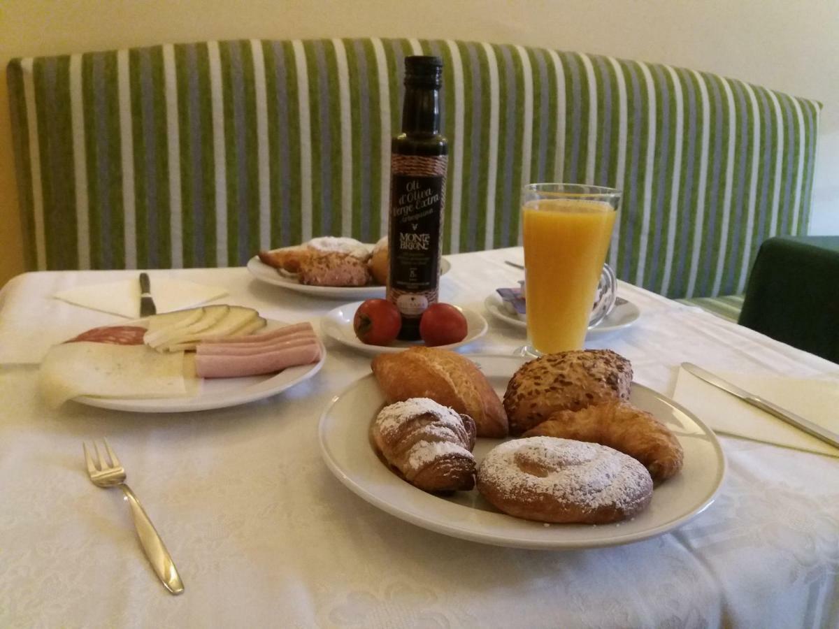 Apartaments Suites Sant Jordi Montbrió del Camp Buitenkant foto