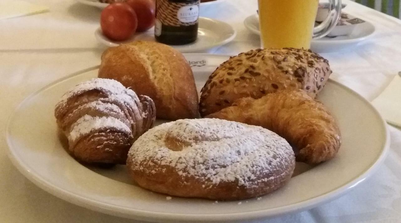 Apartaments Suites Sant Jordi Montbrió del Camp Buitenkant foto